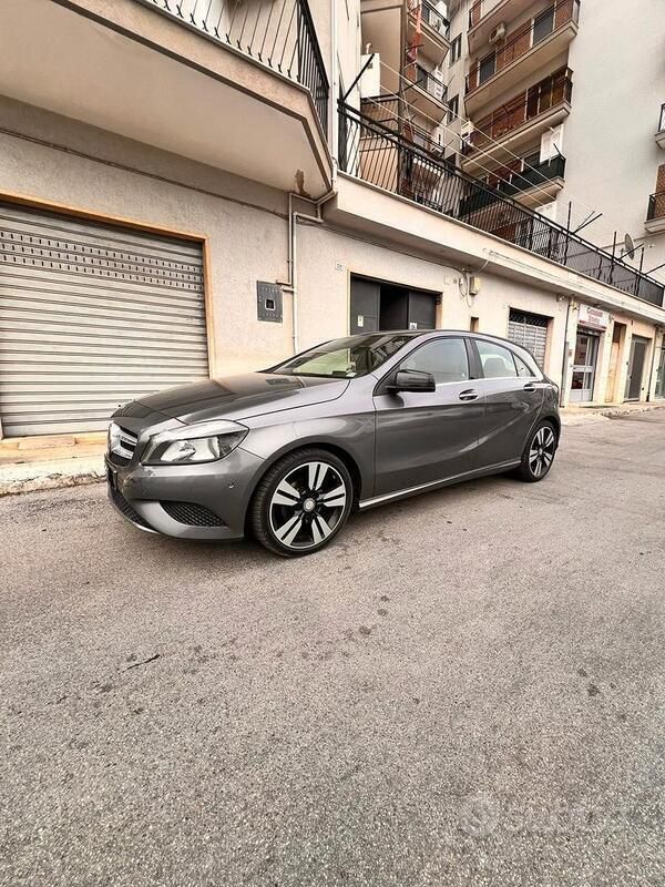 Usata Mercedes A180 109 CV (80 kW) 2015 Grigio Utilitaria