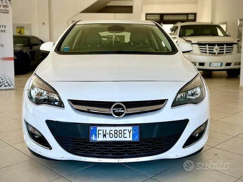 Używany Opel Astra 140 KM (102 kW) 2014 Biały Sedan/Limuzyna