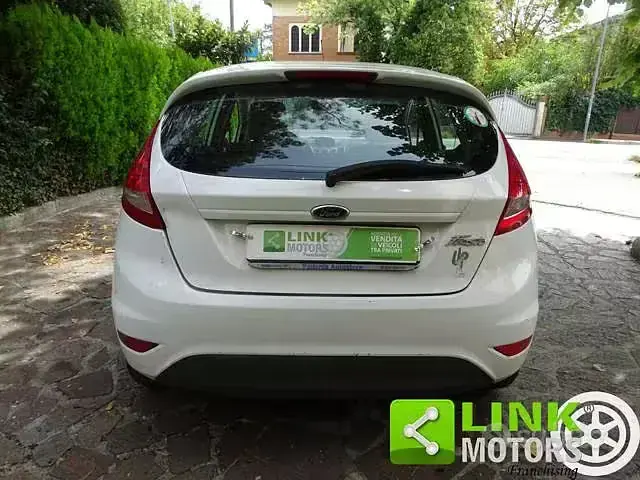 Usata Ford Fiesta Titanium 97 CV (71 kW) 2012 Bianco Berlina