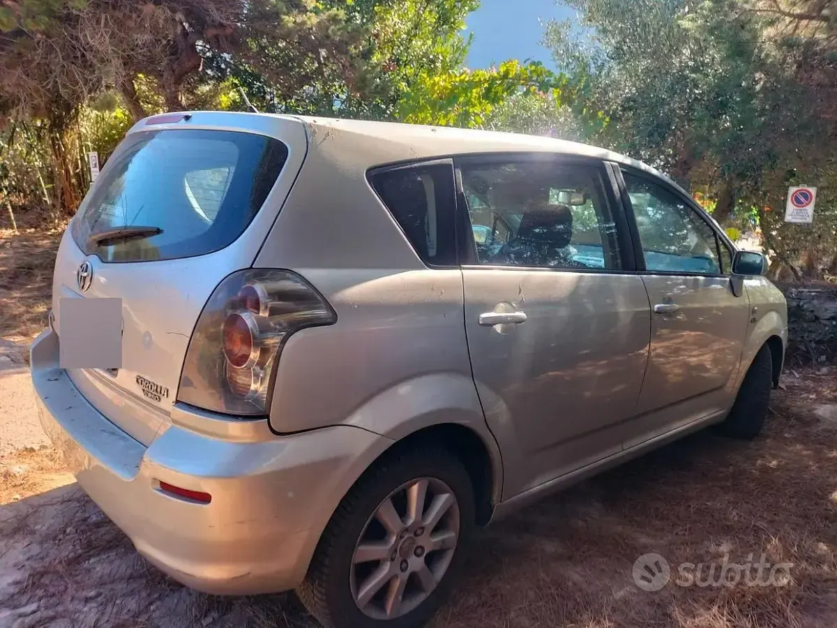 Usata Toyota Corolla Verso 116 CV (85 kW) 2004 Grigio Monovolume