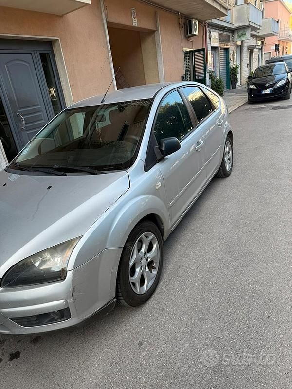Begagnad Ford Focus 90 HK (66 kW) 2008 Grå Halvkombi