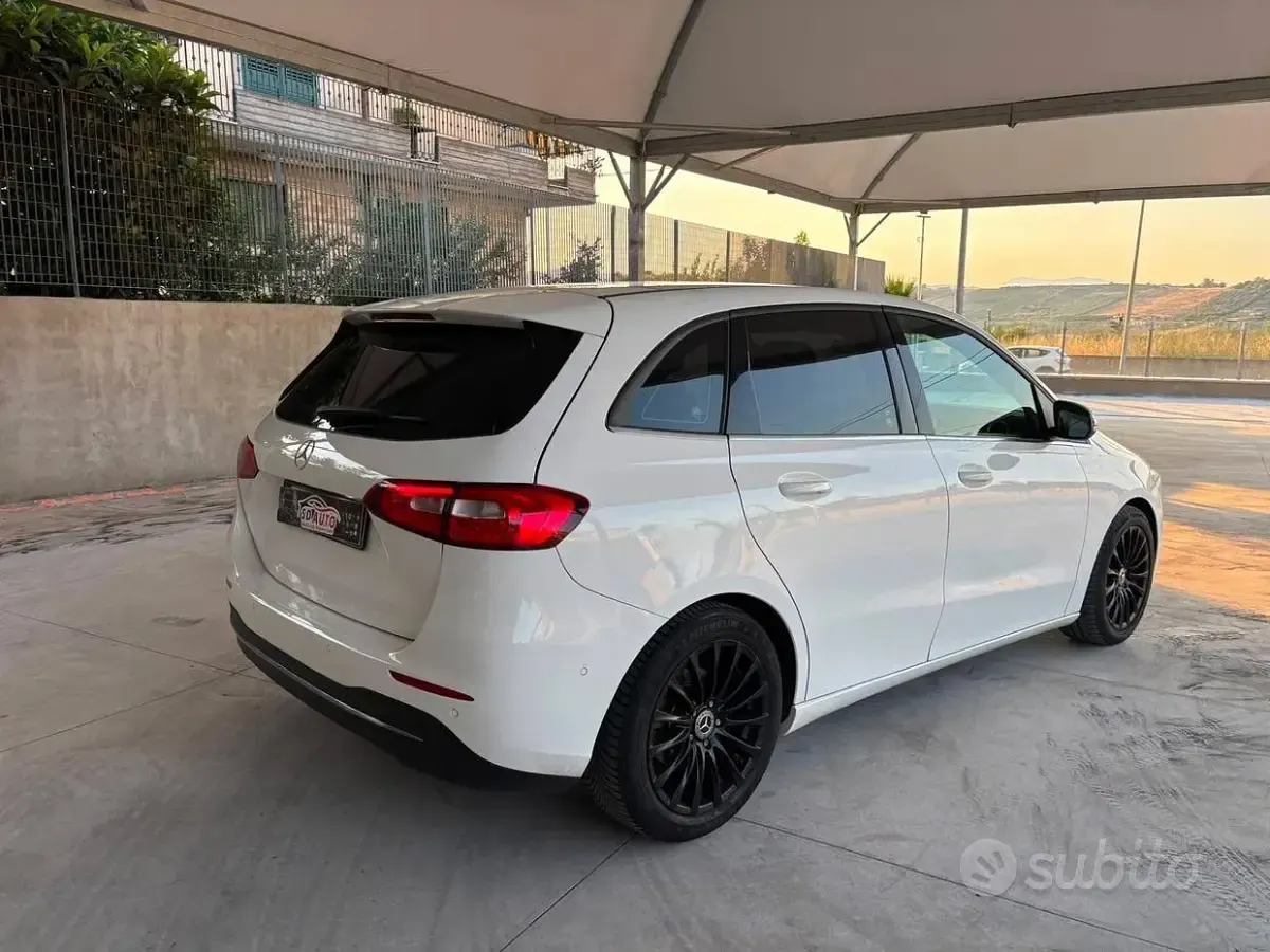 Usata Mercedes B180 116 CV (85 kW) 2020 Bianco Utilitaria