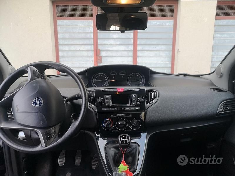 Usata Lancia Ypsilon 60 CV (44 kW) 2019 Blu Utilitaria
