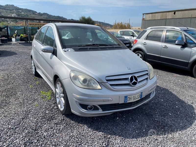 Usata Mercedes B200 140 CV (102 kW) 2007 Argento Monovolume