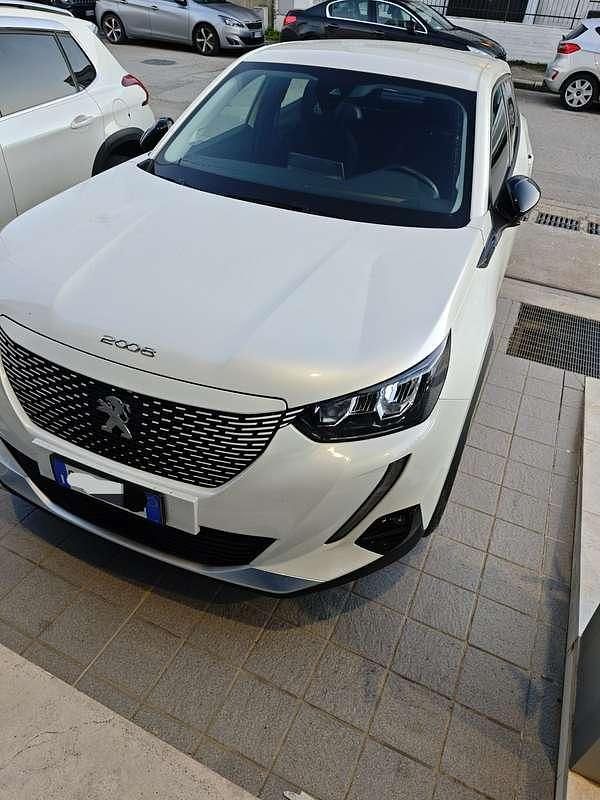 Usata Peugeot e-2008 Active 100 kW (136 CV) 2022 Bianco SUV