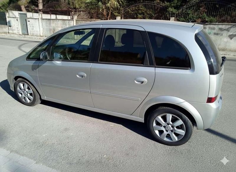 Usata Opel Meriva Cosmo 101 CV (74 kW) 2006 Argento Monovolume