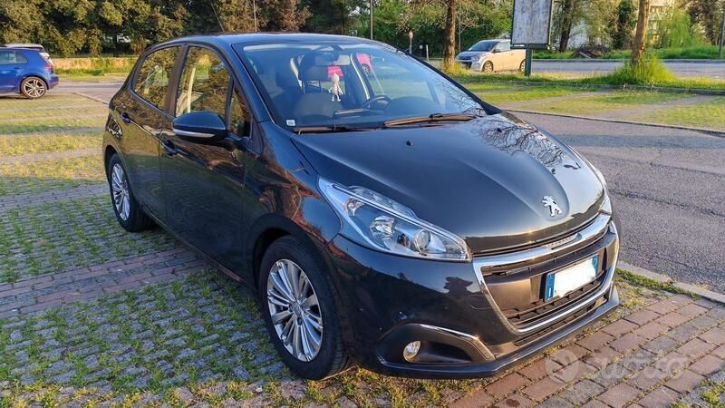 Grigio Usata 2019 Peugeot 208 Active Due volumi | 8000 € (Ottimo prezzo) - Immagine 1/4