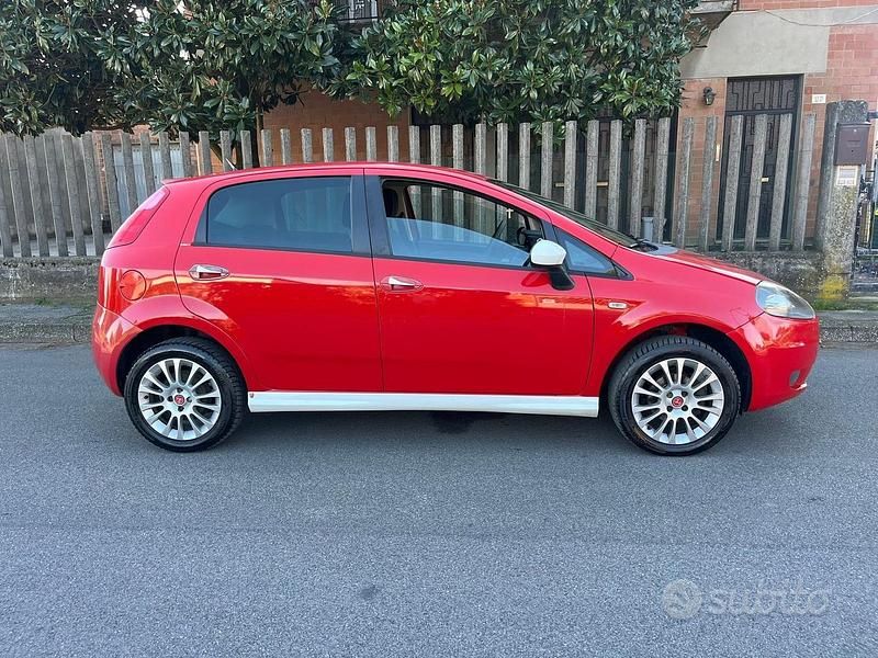Usata Fiat Grande Punto Active 69 CV (50 kW) 2009 Rosso Utilitaria