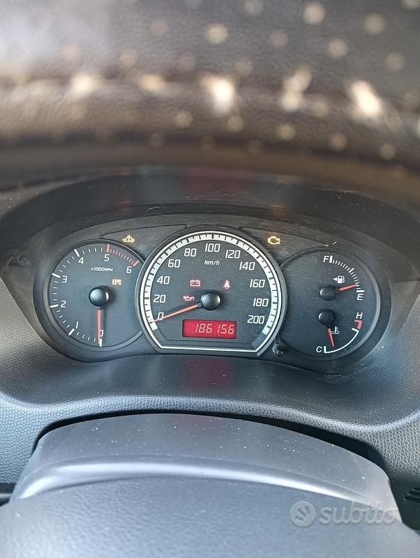 Usata Suzuki Swift 70 CV (51 kW) 2006 Grigio Berlina