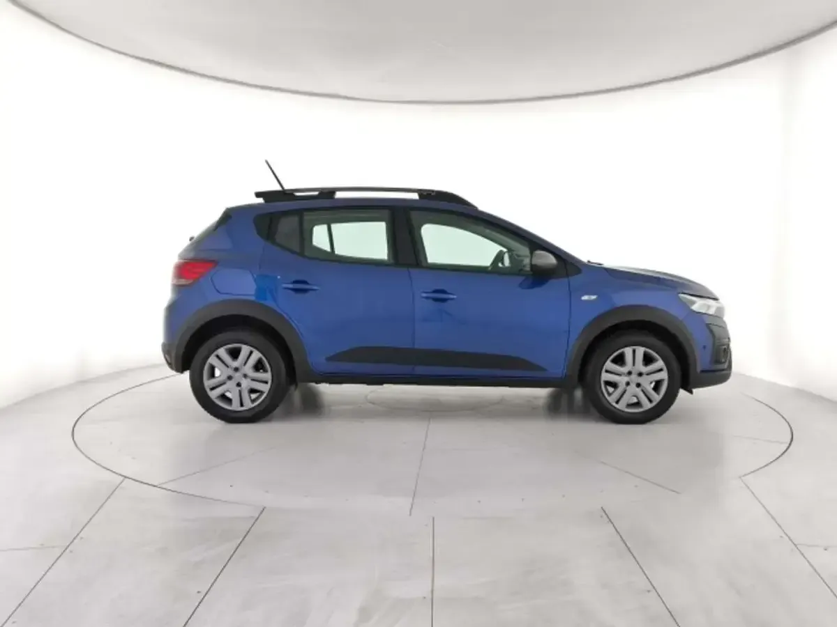 Usata Dacia Sandero Expression 101 CV (74 kW) 2023 Blu iron Berlina