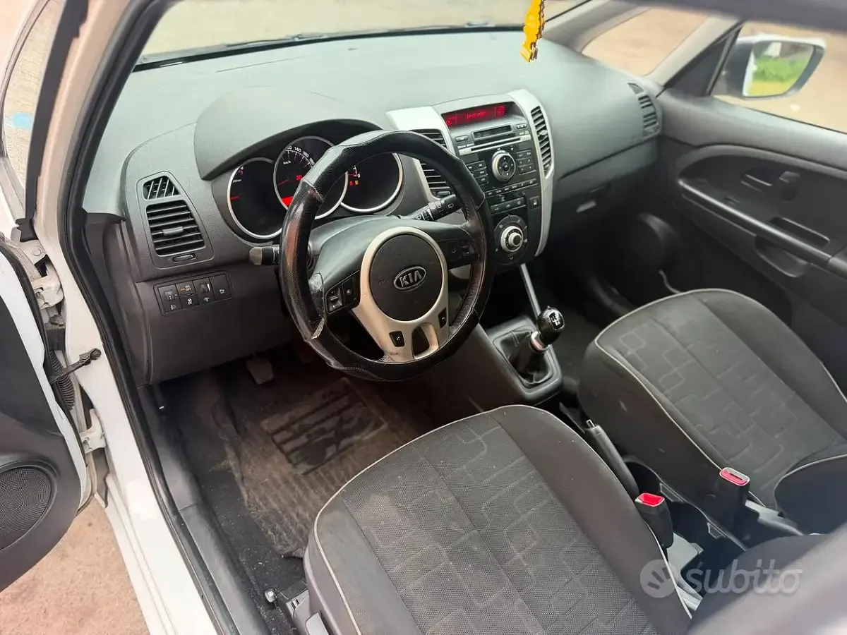 Usata Kia Venga 90 CV (66 kW) 2010 Bluazzurro Utilitaria