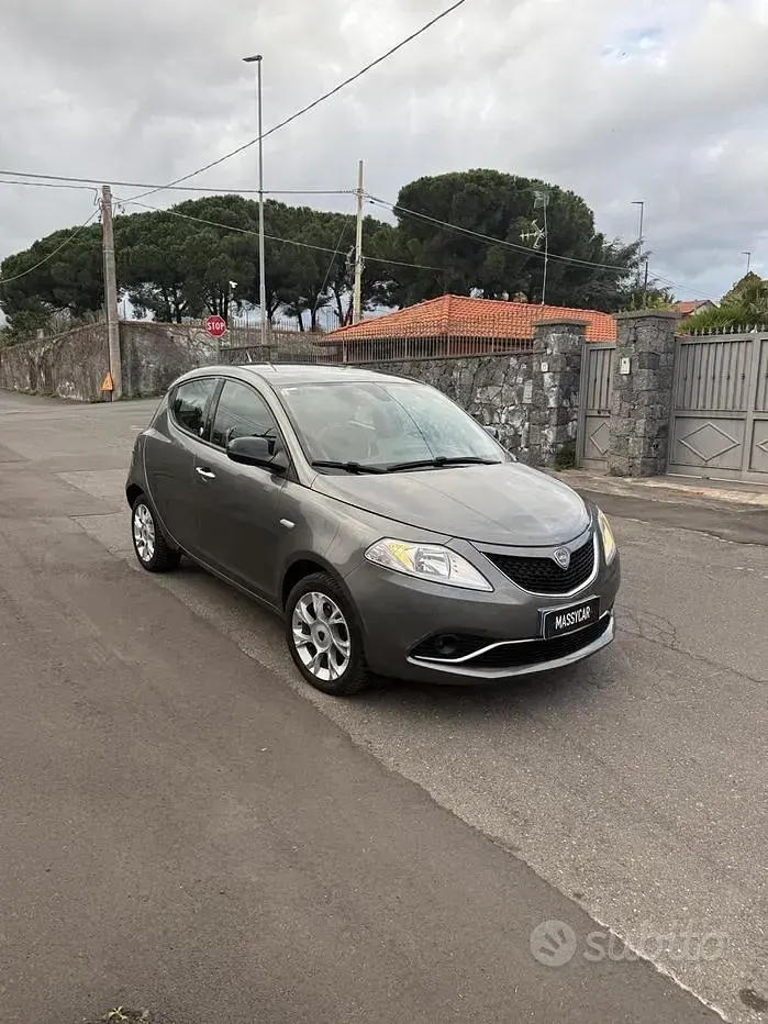Usata Lancia Ypsilon Gold 69 CV (50 kW) 2016 Grigio Utilitaria