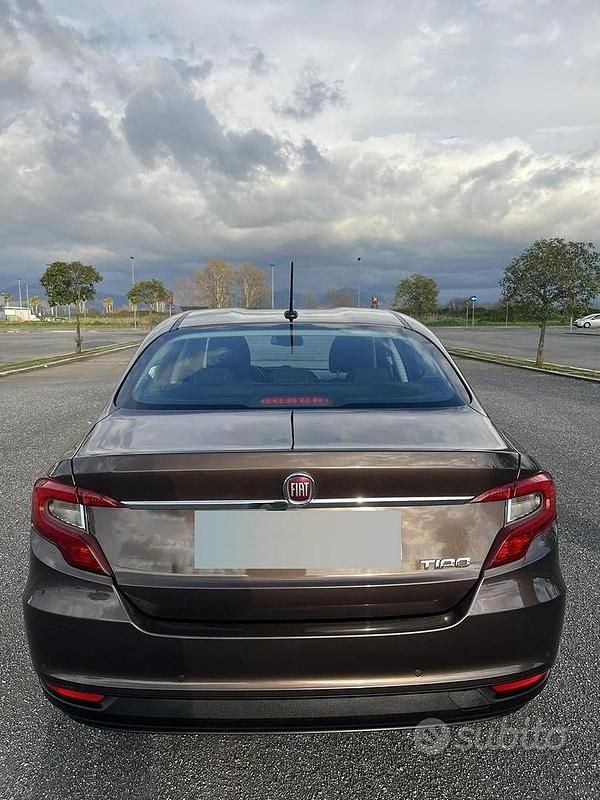 Usata Fiat Tipo 120 CV (88 kW) 2016 Marrone Berlina