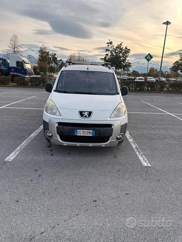 Usata 2011 Peugeot Partner Tepee Monovolume | 6000 € (Buon prezzo) - Immagine 1/4