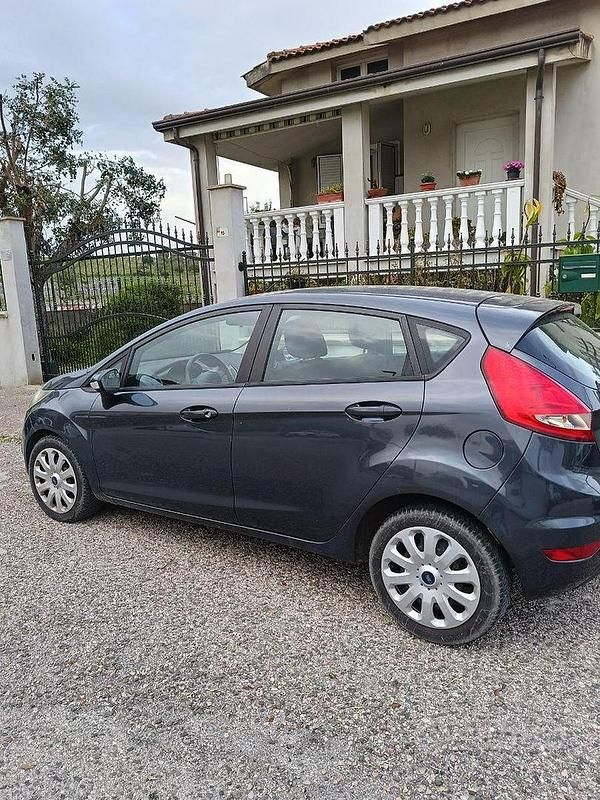 Usata Ford Fiesta 70 CV (51 kW) 2009 Grigio Utilitaria