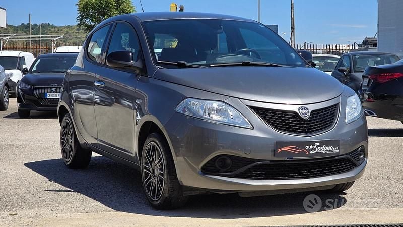 Usata Lancia Ypsilon Gold 69 CV (50 kW) 2018 Grigio Utilitaria