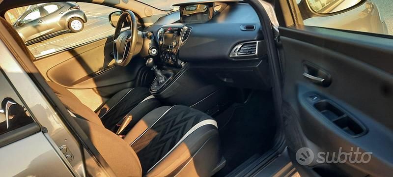 Usata Lancia Ypsilon 80 CV (58 kW) 2016 Grigio Utilitaria