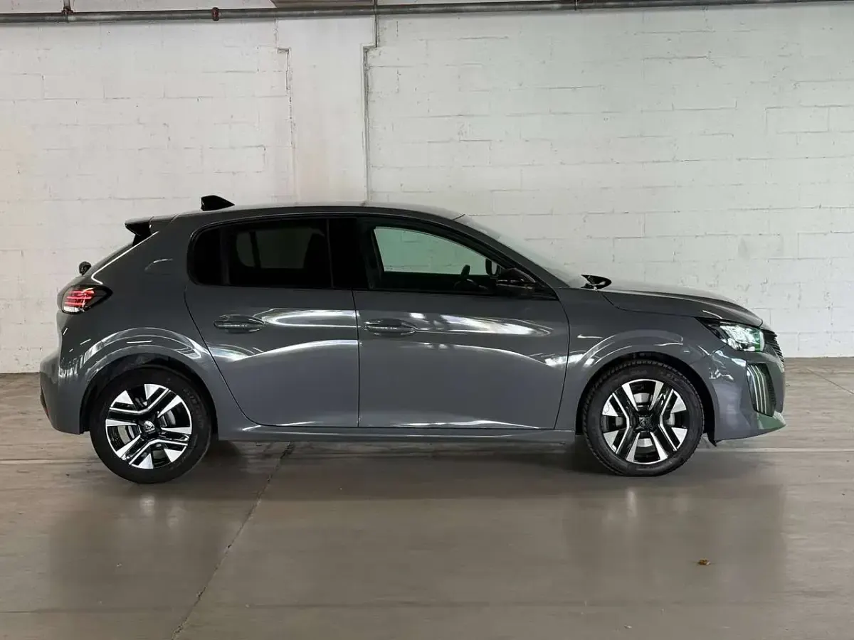 Usata Peugeot 208 Allure 101 CV (74 kW) 2025 Grigio Utilitaria