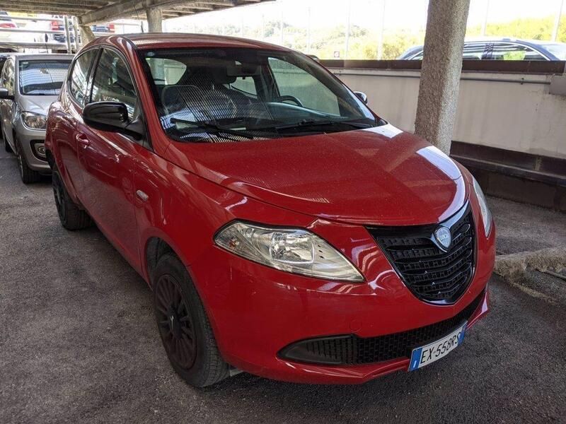 Usado Lancia Ypsilon 85 HP (62 kW) 2014 Vermelho Citadino