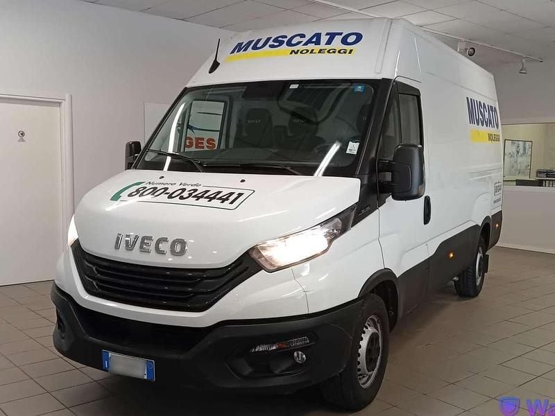 Usata Iveco Daily 136 CV (100 kW) 2022 Bianco Furgone
