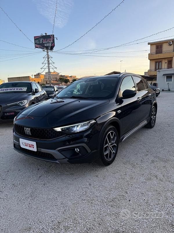 Usata Fiat Tipo Cross 130 CV (95 kW) 2022 Nero Berlina