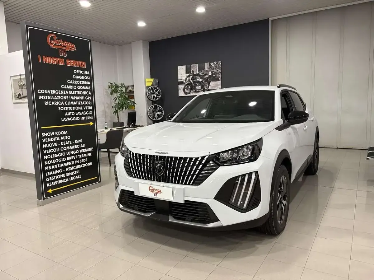 Usata Peugeot 2008 Allure 101 CV (74 kW) 2024 Bianco SUV