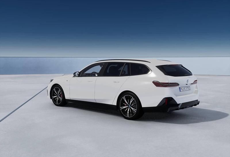 Nuova BMW 530e M Sport 190 CV (139 kW) 2025 Alpin white Station wagon