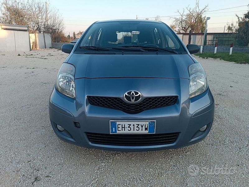 Usata Toyota Yaris 100 CV (73 kW) 2011 Grigio Berlina