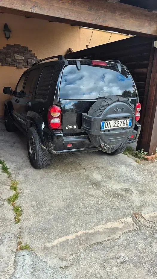 Usata Jeep Cherokee 163 CV (119 kW) 2008 Nero SUV
