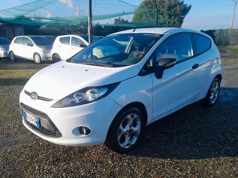 Usata Ford Fiesta 89 CV (65 kW) 2009 Bianco Furgone