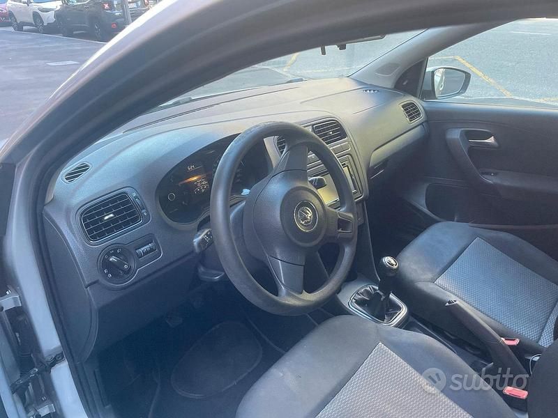 Usado VW Polo 60 CV (44 kW) 2012 Gris Utilitario