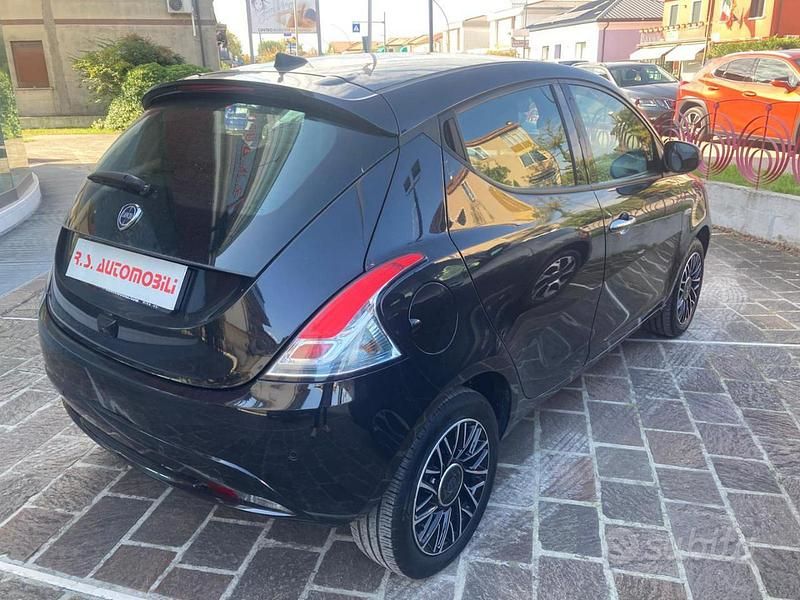 Usata Lancia Ypsilon S 69 CV (50 kW) 2024 Nero Utilitaria