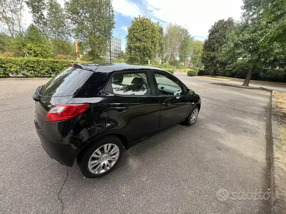 Usata Mazda 2 75 CV (55 kW) 2009 Nero Utilitaria