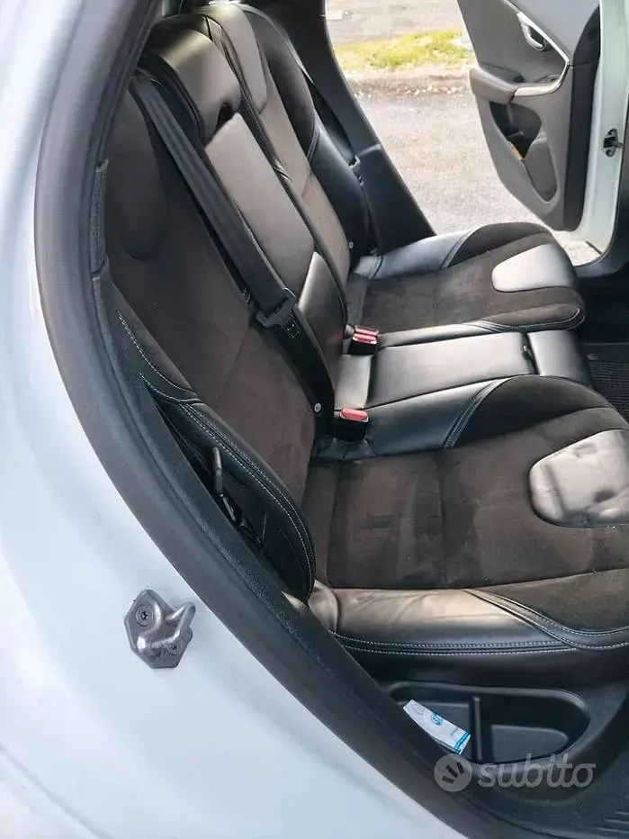Usata Volvo V40 120 CV (88 kW) 2018 Bianco Berlina