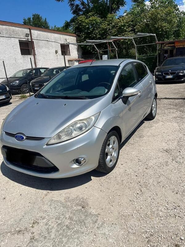 Usata Ford Fiesta 80 CV (58 kW) 2010 Grigio Utilitaria
