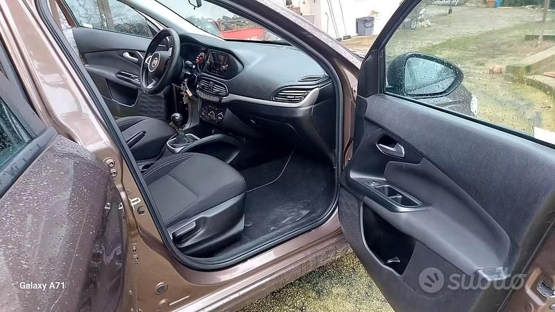 Usata Fiat Tipo Easy 120 CV (88 kW) 2017 Marrone Berlina