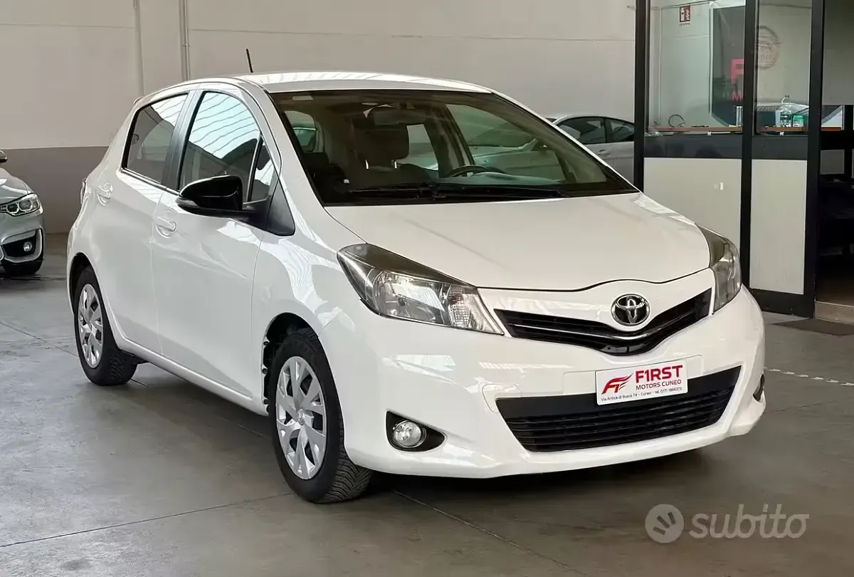 Usata Toyota Yaris Lounge 99 CV (72 kW) 2012 Bianco Utilitaria