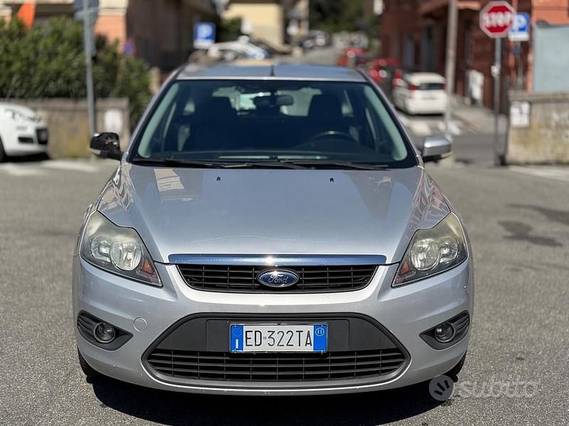 Begagnad Ford Focus 115 HK (84 kW) 2011 Grå Kombi