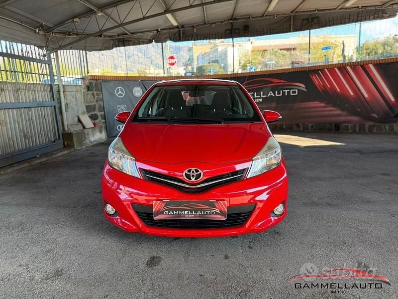 Usata Toyota Yaris Lounge 69 CV (50 kW) 2014 Rosso Utilitaria