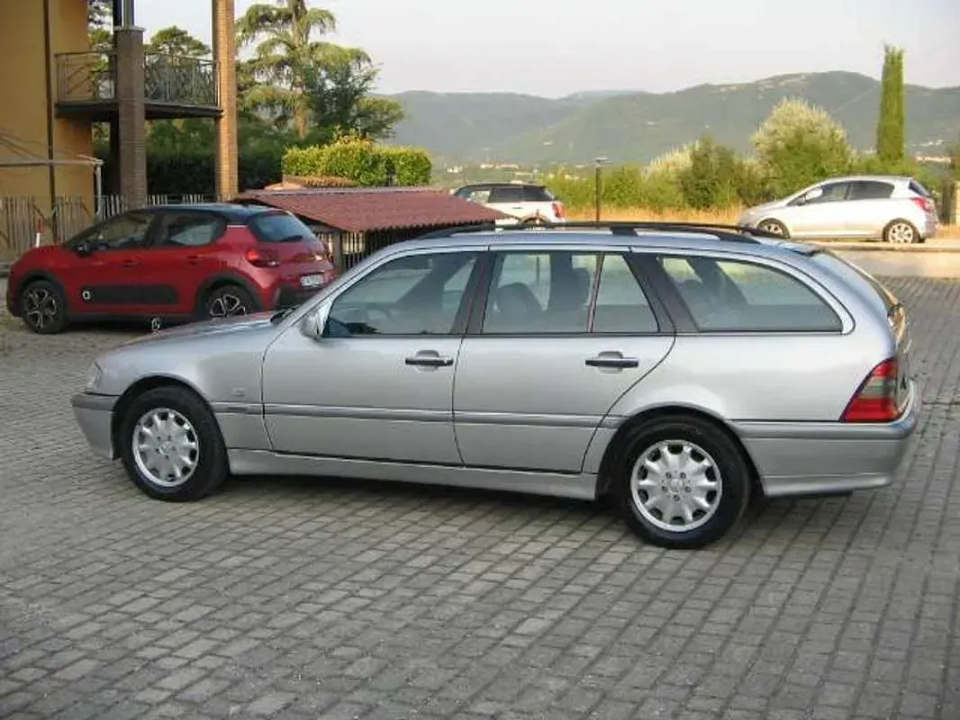 Usata Mercedes C200 Elegance 102 CV (75 kW) 1999 Argento Station wagon