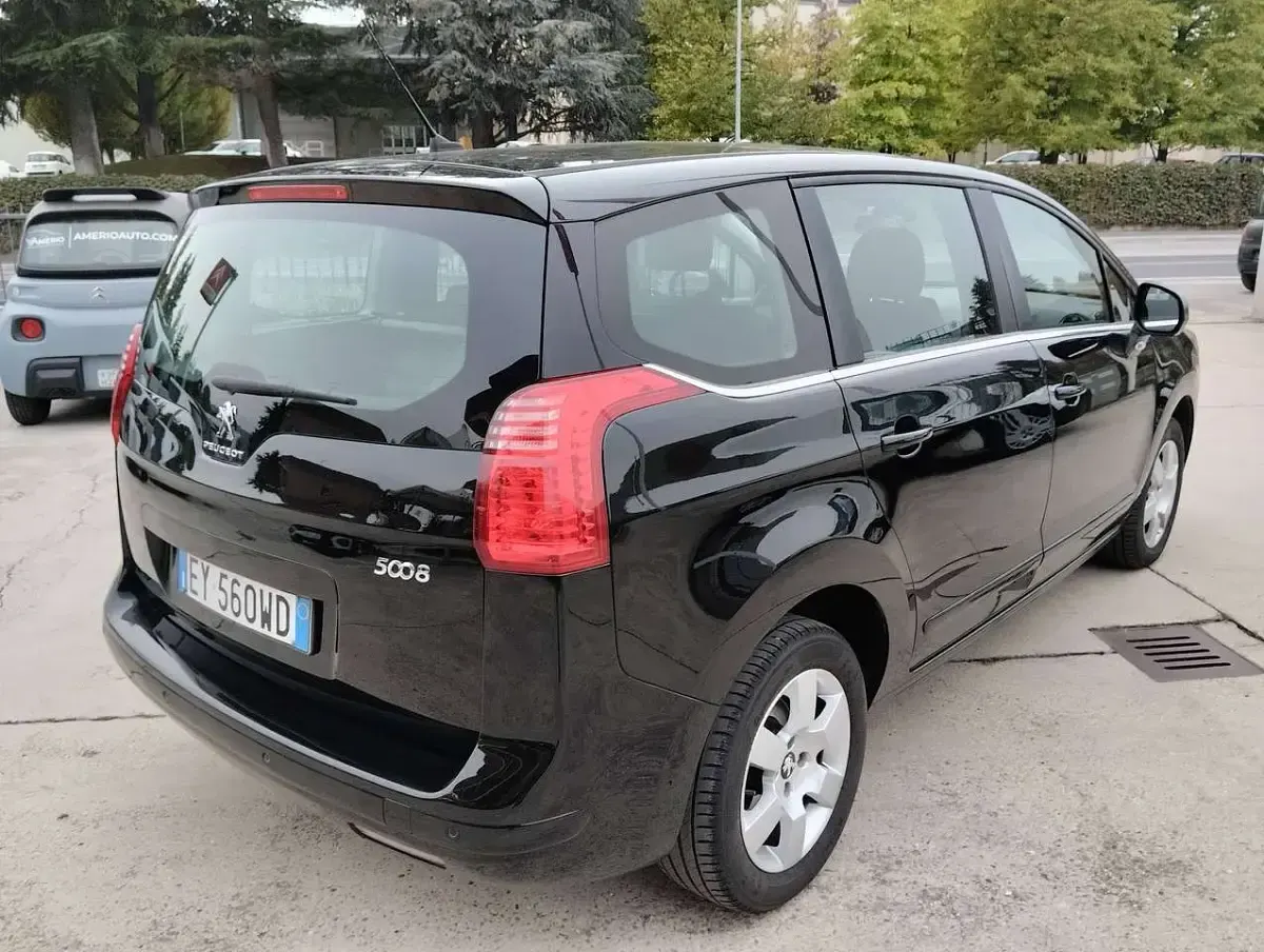 Usata Peugeot 5008 Active 114 CV (83 kW) 2015 Nero Monovolume