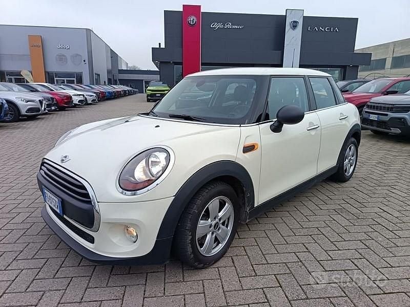 Begagnad Mini ONE 75 HK (55 kW) 2016 Vit Halvkombi