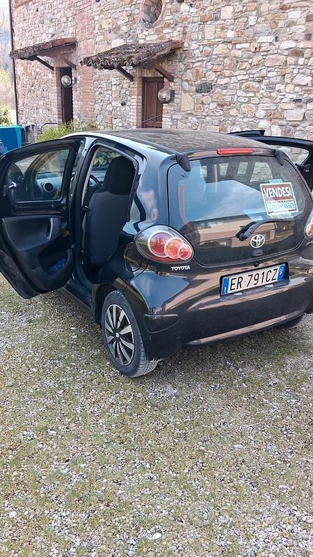 Usata Toyota Aygo 68 CV (50 kW) 2013 Nero Utilitaria