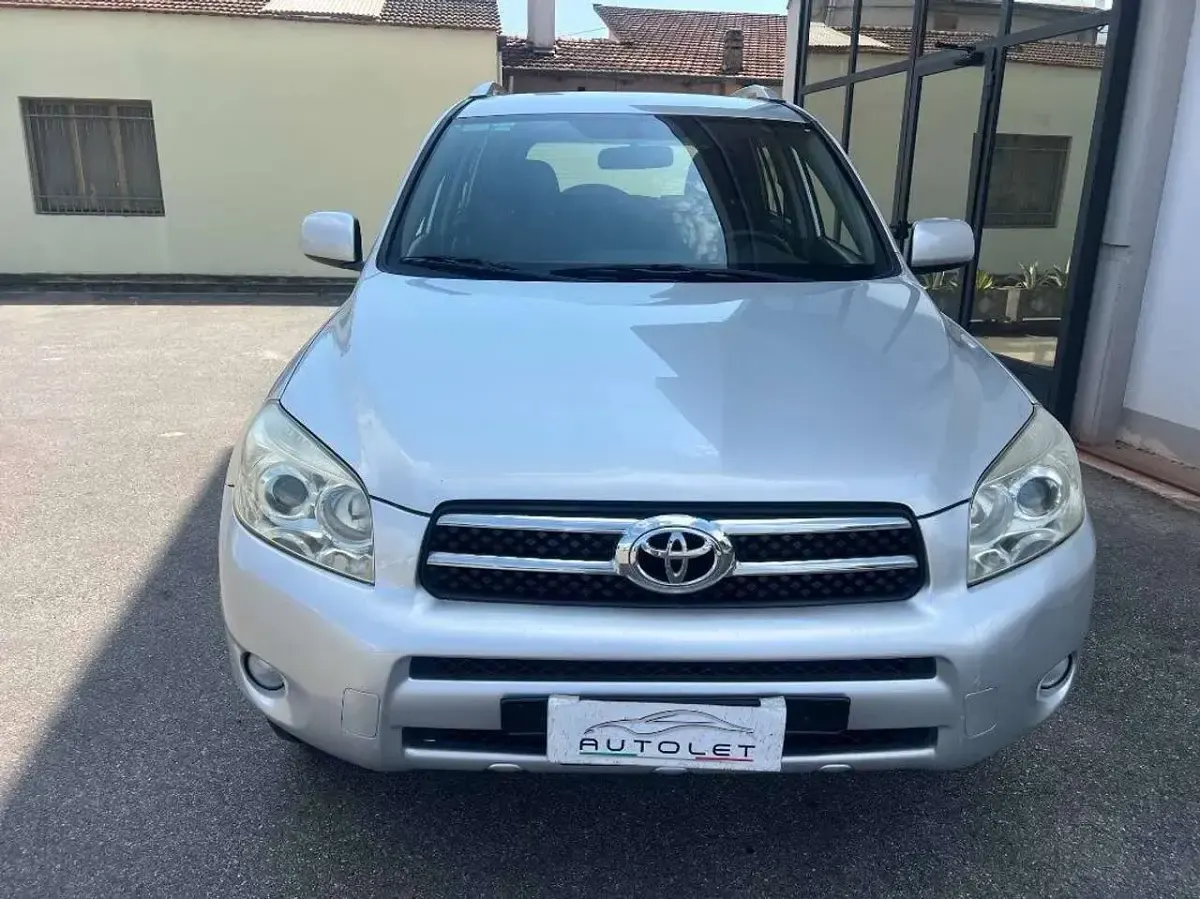Usata Toyota RAV4 136 CV (100 kW) 2007 Argento SUV