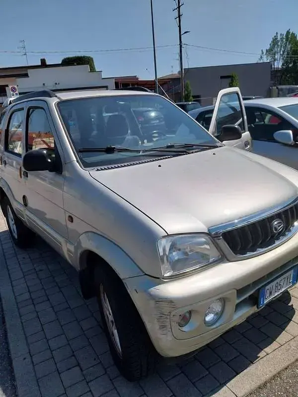 Usata Daihatsu Terios 86 CV (63 kW) 2005 Oro SUV