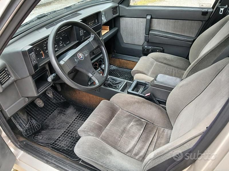 Usata Alfa Romeo 75 120 CV (88 kW) 1990 Grigio Berlina