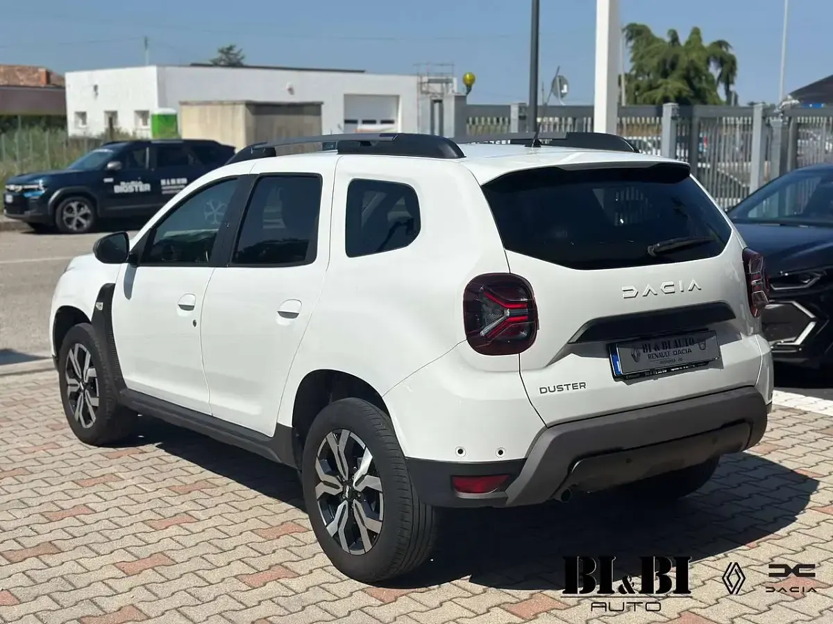 Usata Dacia Duster Journey 116 CV (85 kW) 2023 Bianco ghiaccio SUV