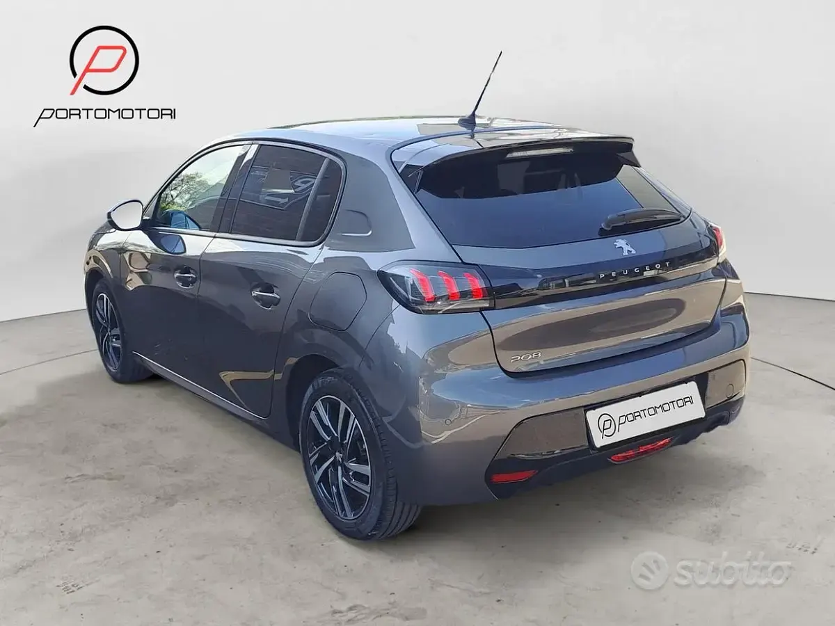 Usata Peugeot 208 Allure 101 CV (74 kW) 2023 Grigio Utilitaria