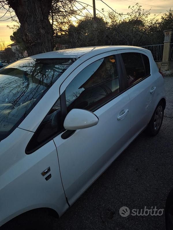 Usata Opel Corsa Edition 95 CV (69 kW) 2010 Bianco Berlina