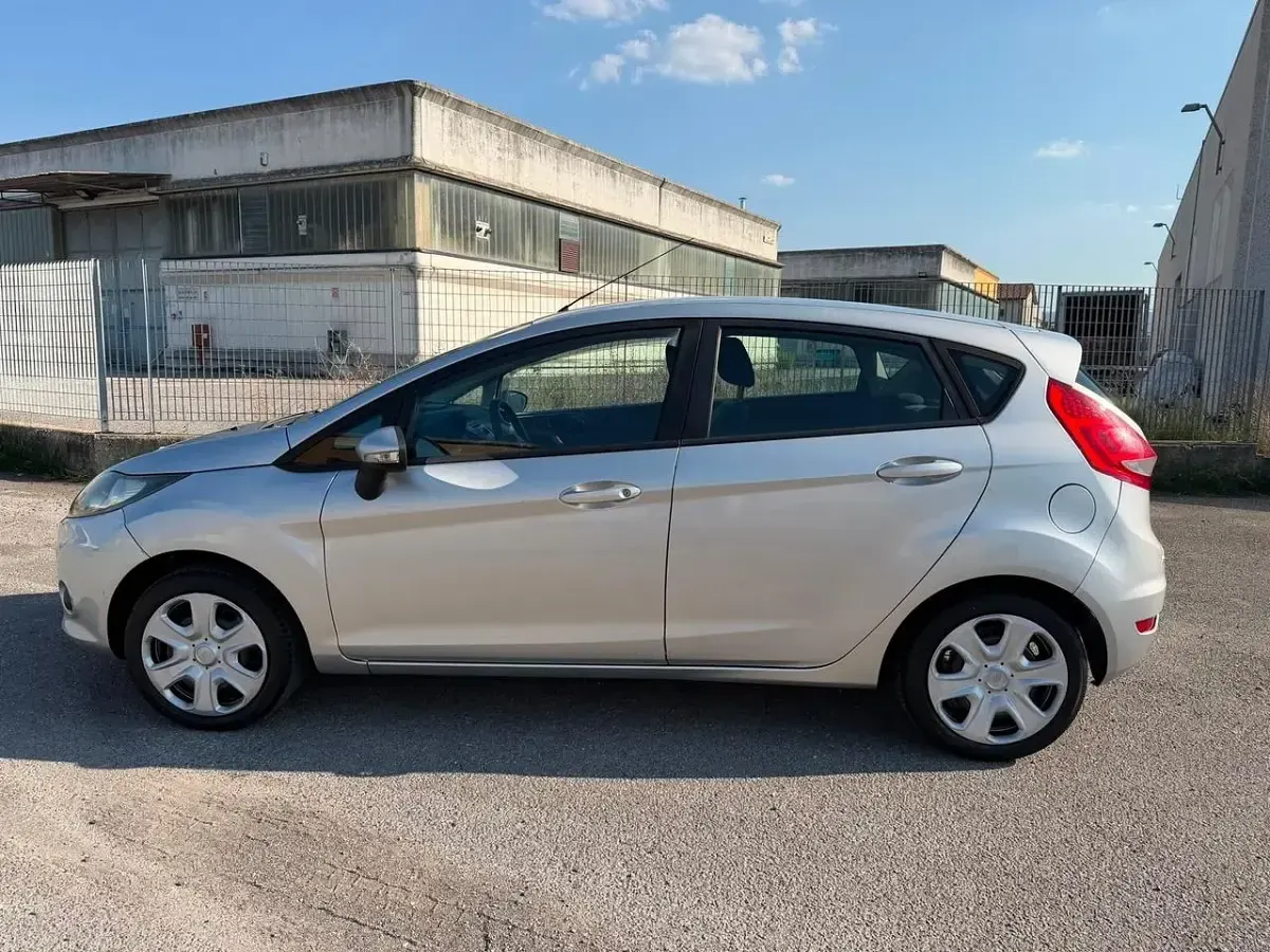 Usata Ford Fiesta Titanium 82 CV (60 kW) 2009 Argento Berlina